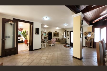 Casa de condomínio à venda com 630m², 5 quartos e 6 vagas Casa de condomínio à venda com 630m², 5 quartos e 6 vagasSala