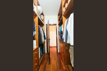 Casa de condomínio à venda com 630m², 5 quartos e 6 vagas Casa de condomínio à venda com 630m², 5 quartos e 6 vagasCloset da Suíte 1