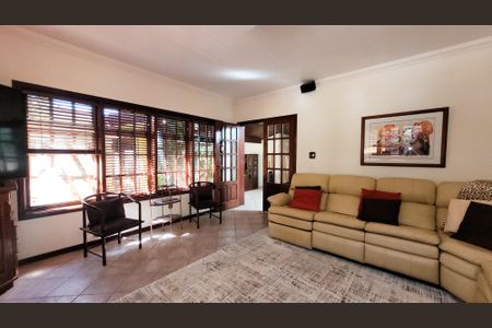 Casa de condomínio à venda com 630m², 5 quartos e 6 vagas Casa de condomínio à venda com 630m², 5 quartos e 6 vagasSala de TV