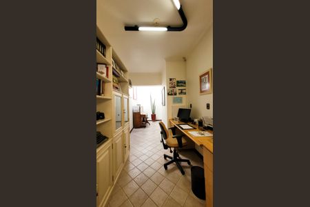 Casa de condomínio à venda com 630m², 5 quartos e 6 vagas Casa de condomínio à venda com 630m², 5 quartos e 6 vagasEscritório