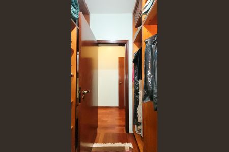 Casa de condomínio à venda com 630m², 5 quartos e 6 vagas Casa de condomínio à venda com 630m², 5 quartos e 6 vagasCloset do Quarto 1