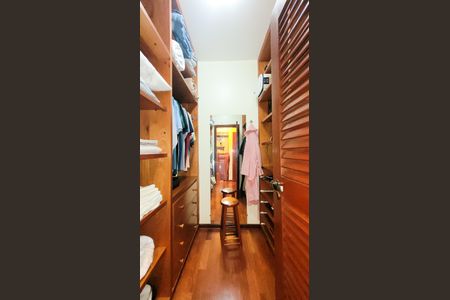 Casa de condomínio à venda com 630m², 5 quartos e 6 vagas Casa de condomínio à venda com 630m², 5 quartos e 6 vagasCloset do Quarto 2