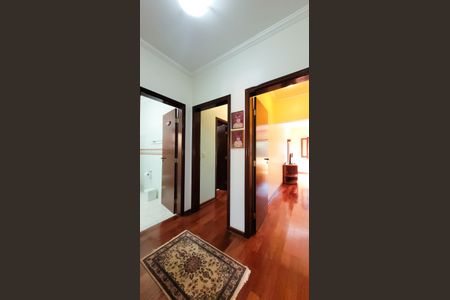 Casa de condomínio à venda com 630m², 5 quartos e 6 vagas Casa de condomínio à venda com 630m², 5 quartos e 6 vagasCorredor