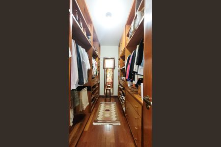 Casa de condomínio à venda com 630m², 5 quartos e 6 vagas Casa de condomínio à venda com 630m², 5 quartos e 6 vagasCloset da Suíte 1