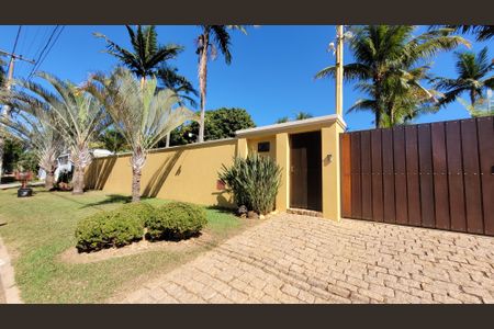 Casa de condomínio à venda com 630m², 5 quartos e 6 vagas Casa de condomínio à venda com 630m², 5 quartos e 6 vagasFachada