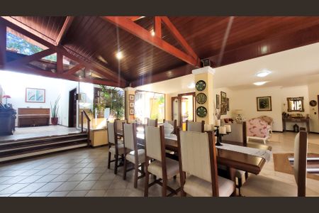 Casa de condomínio à venda com 630m², 5 quartos e 6 vagas Casa de condomínio à venda com 630m², 5 quartos e 6 vagasSala