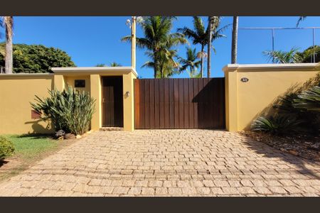 Casa de condomínio à venda com 630m², 5 quartos e 6 vagas Casa de condomínio à venda com 630m², 5 quartos e 6 vagasFachada