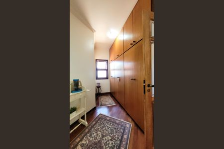 Casa de condomínio à venda com 630m², 5 quartos e 6 vagas Casa de condomínio à venda com 630m², 5 quartos e 6 vagasQuarto 3 - Closet