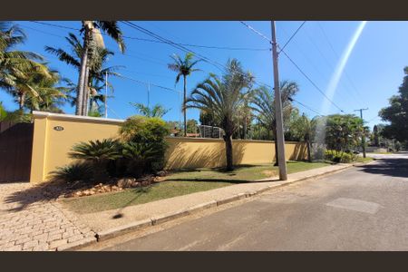 Casa de condomínio à venda com 630m², 5 quartos e 6 vagas Casa de condomínio à venda com 630m², 5 quartos e 6 vagasFachada