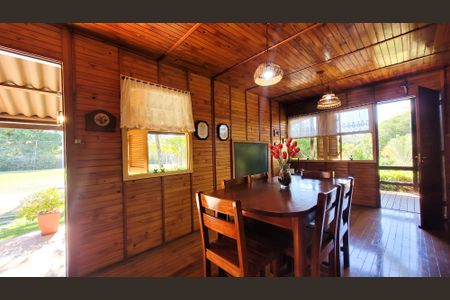 Casa de condomínio à venda com 630m², 5 quartos e 6 vagas Casa de condomínio à venda com 630m², 5 quartos e 6 vagasChalê