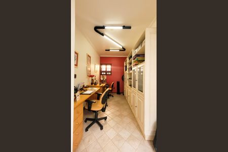 Casa de condomínio à venda com 630m², 5 quartos e 6 vagas Casa de condomínio à venda com 630m², 5 quartos e 6 vagasEscritório