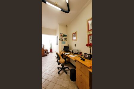 Casa de condomínio à venda com 630m², 5 quartos e 6 vagas Casa de condomínio à venda com 630m², 5 quartos e 6 vagasEscritório