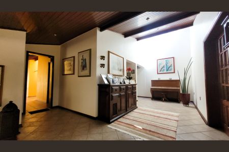 Casa de condomínio à venda com 630m², 5 quartos e 6 vagas Casa de condomínio à venda com 630m², 5 quartos e 6 vagasSala