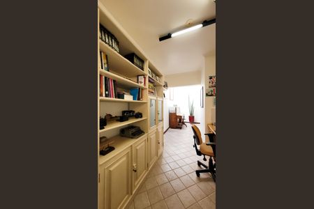 Casa de condomínio à venda com 630m², 5 quartos e 6 vagas Casa de condomínio à venda com 630m², 5 quartos e 6 vagasEscritório