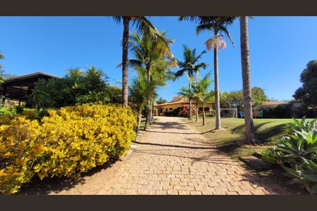 Casa de condomínio à venda com 630m², 5 quartos e 6 vagas Casa de condomínio à venda com 630m², 5 quartos e 6 vagasFachada