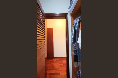 Casa de condomínio à venda com 630m², 5 quartos e 6 vagas Casa de condomínio à venda com 630m², 5 quartos e 6 vagasCloset do Quarto 2