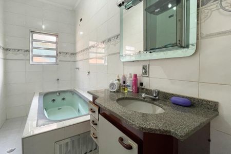 Casa à venda com 230m², 4 quartos e 2 vagas Casa à venda com 230m², 4 quartos e 2 vagasBanheiro Suíte