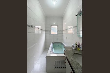 Casa à venda com 230m², 4 quartos e 2 vagas Casa à venda com 230m², 4 quartos e 2 vagasBanheiro Suíte