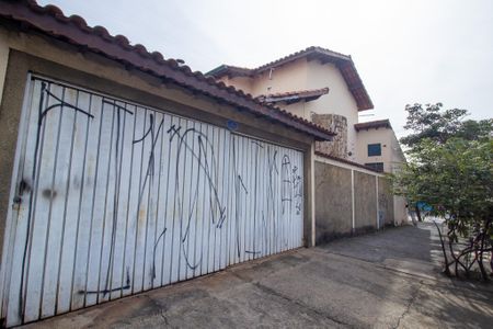 Casa para alugar com 200m², 3 quartos e 3 vagas Casa para alugar com 200m², 3 quartos e 3 vagasFachada Lateral