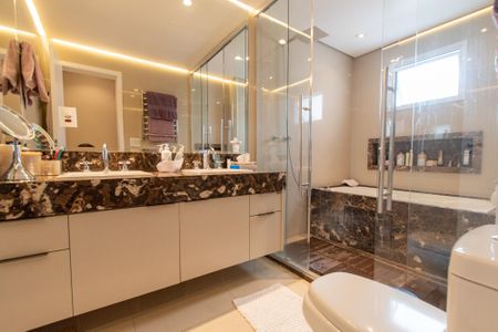 Apartamento à venda com 360m², 4 quartos e 6 vagasBanheiro da suíte 3