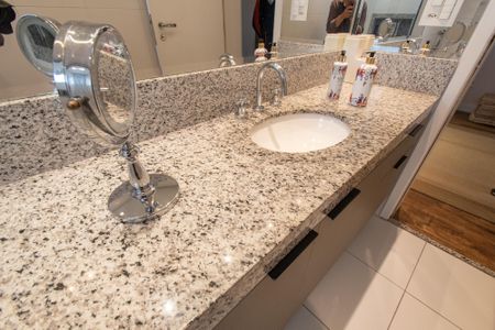 Apartamento à venda com 360m², 4 quartos e 6 vagasBanheiro da suíte 1