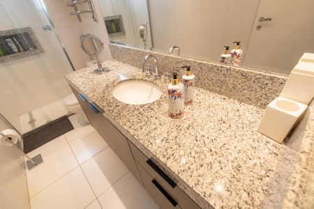 Apartamento à venda com 360m², 4 quartos e 6 vagasBanheiro da suíte 1