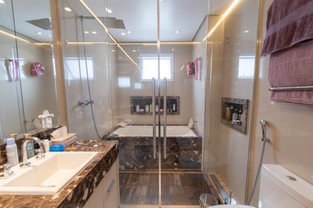 Apartamento à venda com 360m², 4 quartos e 6 vagasBanheiro da suíte 3