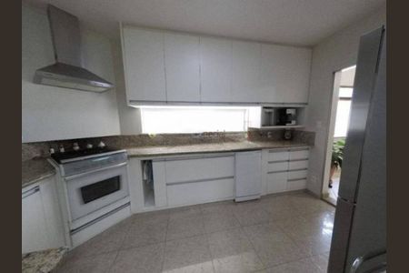 Casa à venda com 282m², 4 quartos e 6 vagas
