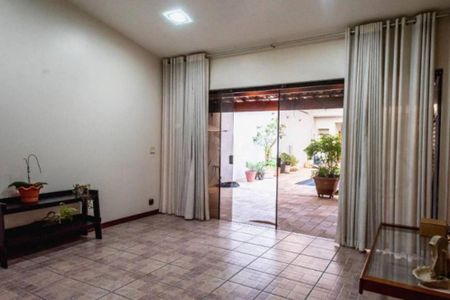 Casa à venda com 282m², 4 quartos e 6 vagas