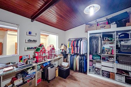 Casa à venda com 220m², 4 quartos e 2 vagasQuarto de Serviço