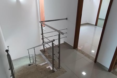 Casa de condomínio para alugar com 230m², 3 quartos e 2 vagasHall