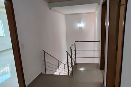 Casa de condomínio para alugar com 230m², 3 quartos e 2 vagasHall