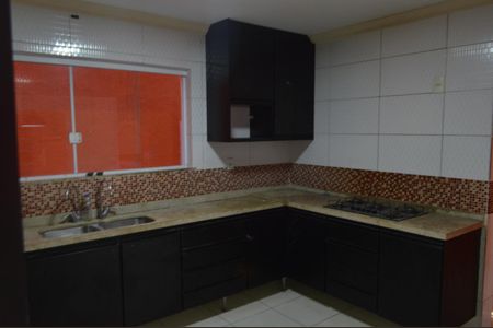 Casa de condomínio para alugar com 230m², 3 quartos e 2 vagasCozinha