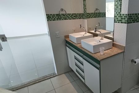 Casa de condomínio para alugar com 230m², 3 quartos e 2 vagasBanheiro da Suíte 3