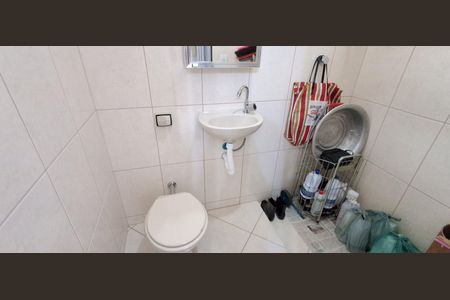 Casa à venda com 228m², 2 quartos e 2 vagasBanheiro de Serviço