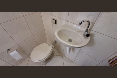 Casa à venda com 228m², 2 quartos e 2 vagasBanheiro de Serviço