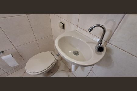 Casa à venda com 228m², 2 quartos e 2 vagasBanheiro de Serviço