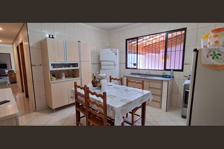 Casa à venda com 228m², 2 quartos e 2 vagasCozinha