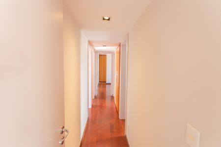 Apartamento à venda com 158m², 4 quartos e 2 vagasCorredor