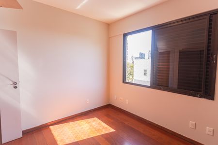 Apartamento à venda com 158m², 4 quartos e 2 vagasQuarto 2
