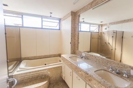 Apartamento à venda com 158m², 4 quartos e 2 vagasBanheiro da Suíte