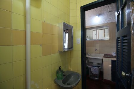 Casa de condomínio à venda com 273m², 4 quartos e 4 vagasBanheiro de Serviço