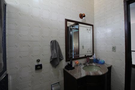 Casa de condomínio à venda com 273m², 4 quartos e 4 vagasBanheiro Social