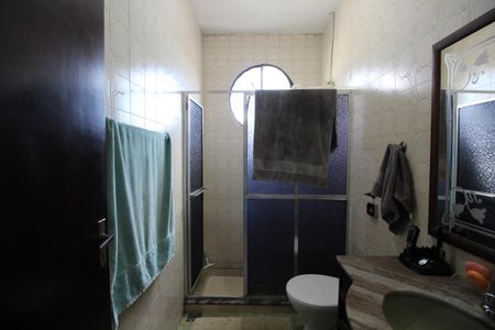 Casa de condomínio à venda com 273m², 4 quartos e 4 vagasBanheiro Social