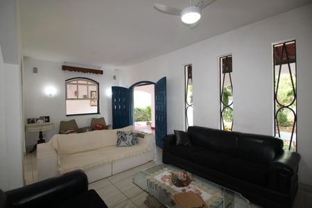 Casa de condomínio à venda com 273m², 4 quartos e 4 vagasSala