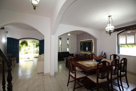 Casa de condomínio à venda com 273m², 4 quartos e 4 vagasSala