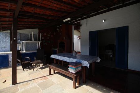 Casa de condomínio à venda com 273m², 4 quartos e 4 vagasÁrea Externa - Fundos