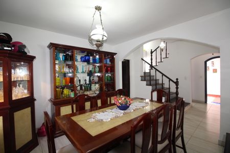 Casa de condomínio à venda com 273m², 4 quartos e 4 vagasSala