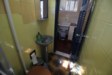 Casa de condomínio à venda com 273m², 4 quartos e 4 vagasBanheiro de Serviço