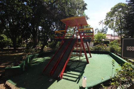 Casa de condomínio à venda com 273m², 4 quartos e 4 vagasÁrea Comum - Playground